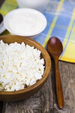 Süzme peynir, ekşi krema ve süt 