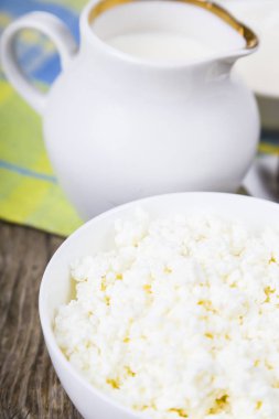 Süzme peynir, ekşi krema ve süt 