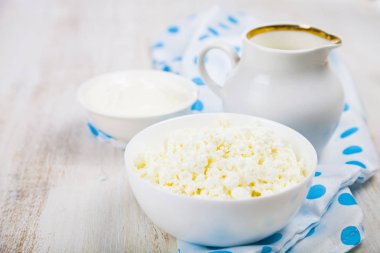 Süzme peynir, ekşi krema ve süt 