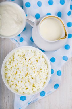 Süzme peynir, ekşi krema ve süt 