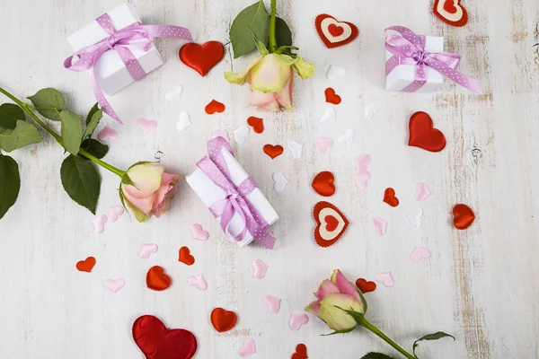 Rosas rosadas, regalos y corazones — Foto de Stock