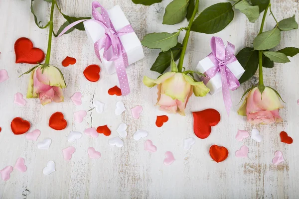 Rózsaszín rózsák, ajándékot és a szív — Stock Fotó