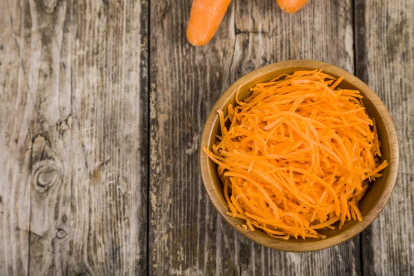 Meraih wortel dalam mangkuk — Stok Foto