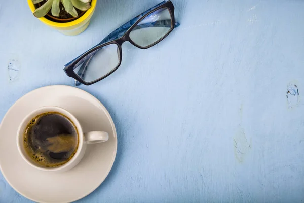 Xícara de café, copos e uma planta — Fotografia de Stock