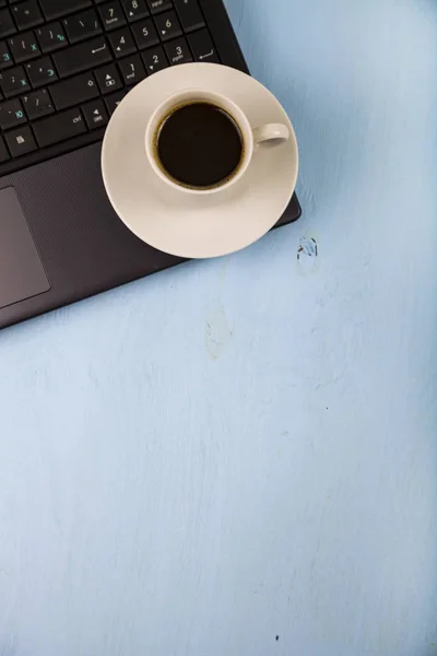 Uma chávena de café num portátil. Pausa para café — Fotografia de Stock