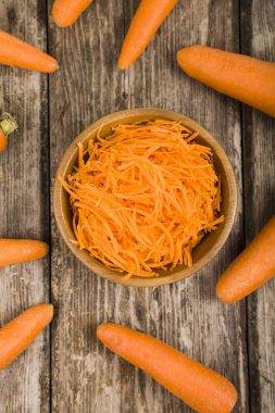 Bir kapta havuç rendeleyin  