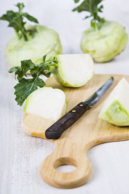 Kıyılmış sarımsak ve doğrama kurulu üzerinde bıçak 