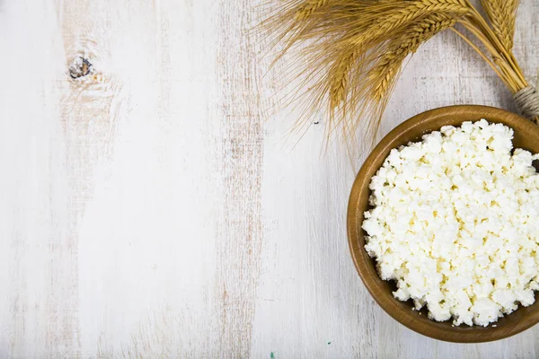 Süzme peynir bir ahşap kase ve kulaklar 