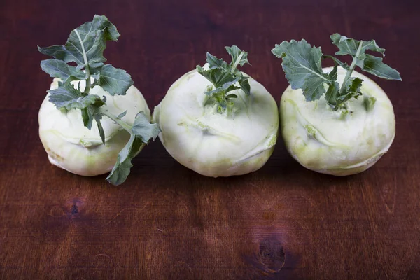 Kohlrabi puupöydällä . — kuvapankkivalokuva