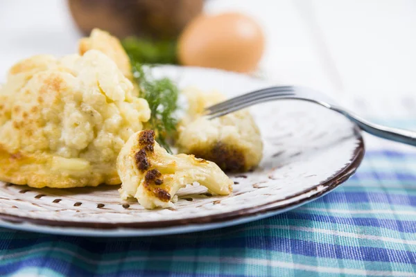 ahşap bir masa üzerine kızarmış karnabahar. 