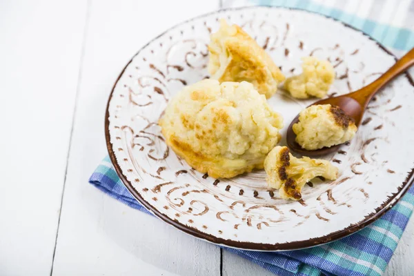 ahşap bir masa üzerine kızarmış karnabahar. 