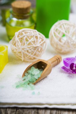 Spa uygulamaları üzerinde beyaz bir havlu