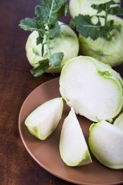 Ahşap bir masa üzerinde yetiştirilmektedir. 