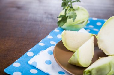 Ahşap bir masa üzerinde yetiştirilmektedir. 