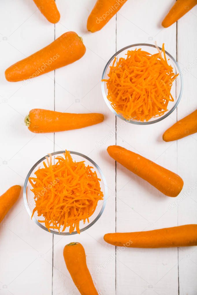 Grate  carrots in a bowl  