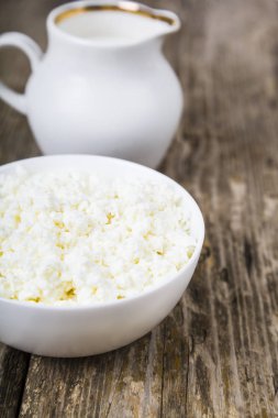 süzme peynir ve süt  