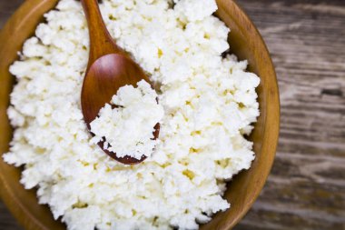 Ahşap bir kasede süzme peynir.  