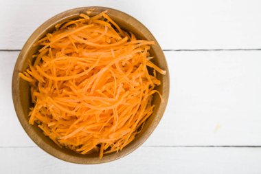 Bir kapta havuç rendeleyin  