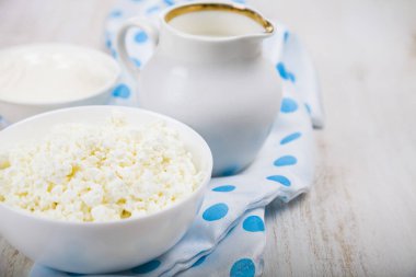 Süzme peynir, ekşi krema ve süt  