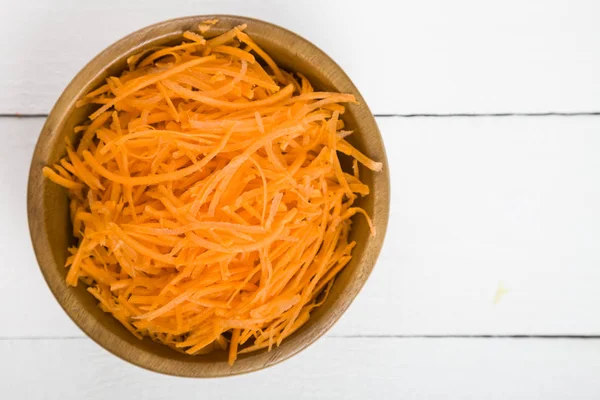 Bir kapta havuç rendeleyin  