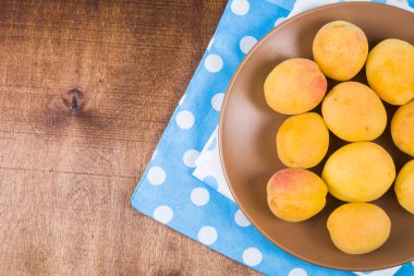 Ahşap bir masada kayısılar.