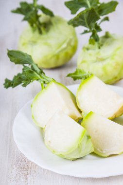 Ahşap bir masa üzerinde yetiştirilmektedir. 