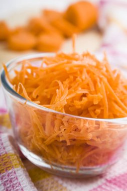 Bir kapta havuç rendeleyin  