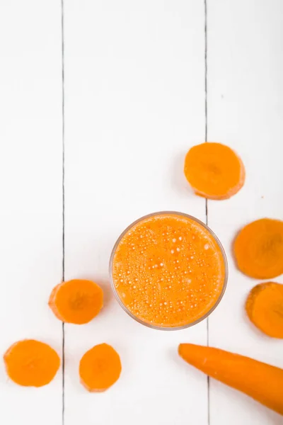 Καρότο χυμός σε ένα ξύλινο τραπέζι — Φωτογραφία Αρχείου