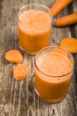 havuç suyu ahşap bir masa üzerinde