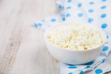 Beyaz bir kase süzme peynir 