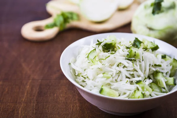 Salata sarımsak, salatalık ve dereotu ile. 