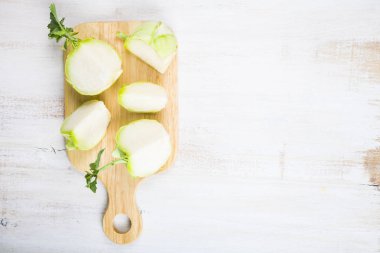 Doğrama kurulu üzerinde kıyılmış sarımsak 