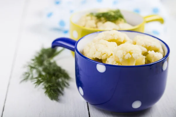 Gekookte bloemkool in multi-gekleurde kommen — Stockfoto