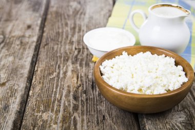 Süzme peynir, ekşi krema ve süt  