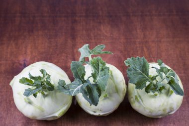 Ahşap bir masa üzerinde yetiştirilmektedir.