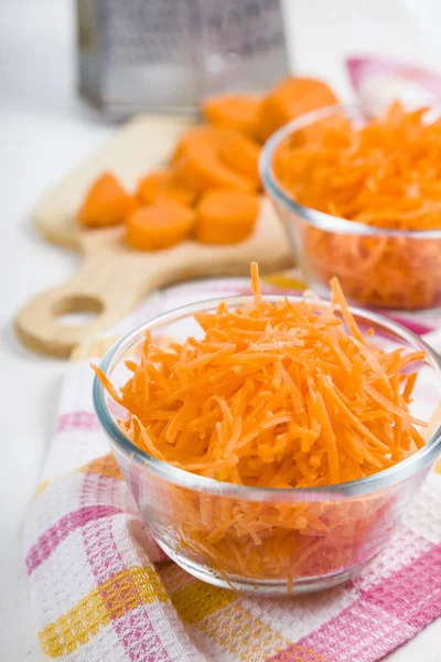 Решётка моркови в миске — стоковое фото