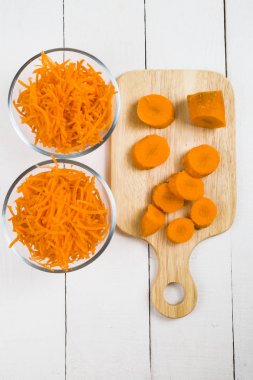 Bir kapta havuç rendeleyin  