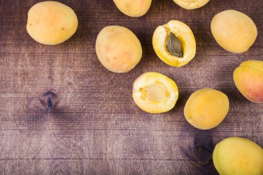 Ahşap bir masada kayısılar. 