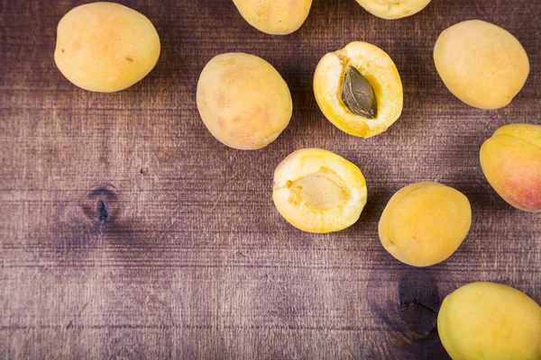 Ahşap bir masada kayısılar. 