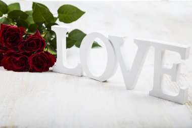 Ahşap arka planda kırmızı güller