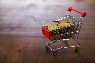 Bozuk paralarla alışveriş yapmak.  