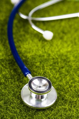 Yeşil çimenlerin üzerinde stetoskop 