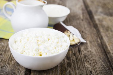 Süzme peynir, ekşi krema ve süt  