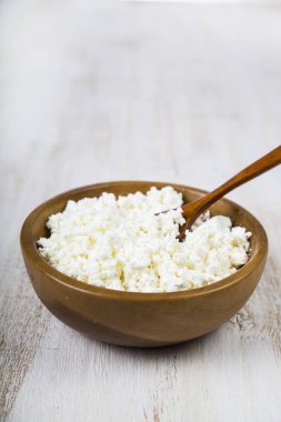 Ahşap bir kasede süzme peynir.  