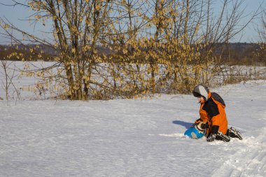 Oğlan ve köpek yürüyen 