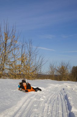 Oğlan ve köpek yürüyen 