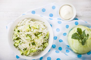 Salata sarımsak, salatalık ve dereotu ile. 