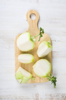 Doğrama kurulu üzerinde kıyılmış sarımsak  