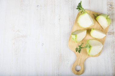 Doğrama kurulu üzerinde kıyılmış sarımsak  