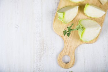 Doğrama kurulu üzerinde kıyılmış sarımsak  